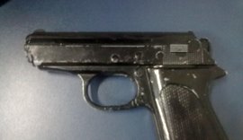 Jovens são flagrados com arma de brinquedo em frente à escola