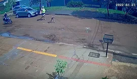 Criança é atropelada e arremessada por motociclista que foge sem prestar socorro
