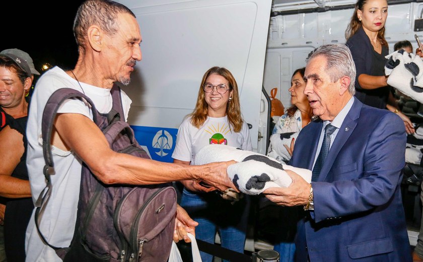 População em situação de rua recebe 200 cobertores do TJAL nas praças Deodoro e dos Martírios