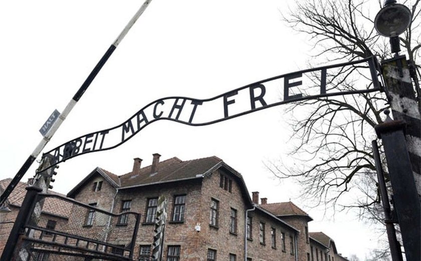 Homem é condenado por postar na internet réplica em miniatura de Auschwitz