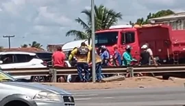 Colisão entre carro e moto deixa mulher desacordada em Arapiraca
