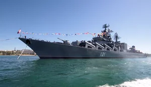 Navio-símbolo da Rússia que sofreu explosão já participou de três guerras