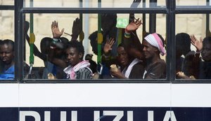 Navio com 141 migrantes resgatados na costa da Líbia chega a Malta
