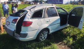 Motorista leva fechada, sai da pista e capota em trecho da AL-101 Sul