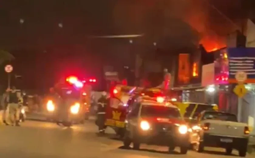 Incêndio destrói loja de peças na Praça do Pirulito