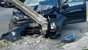 Condutora colide em poste após tentar desviar de veículo que invadiu contramão no Eixo Cepa