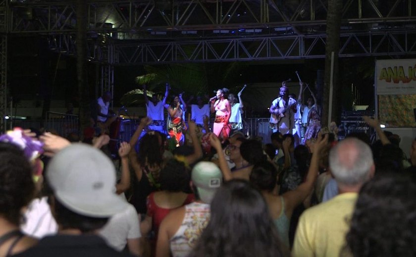 Mesmo com chuva, foliões curtem a terça-feira de Carnaval