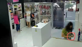 Casal entra em loja de sex shop e furtam vibradores e plug anal em Maceió