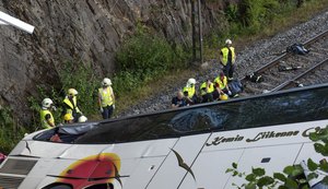 Ônibus cai de ponte sobre trilhos de trem na Finlândia e quatro morrem