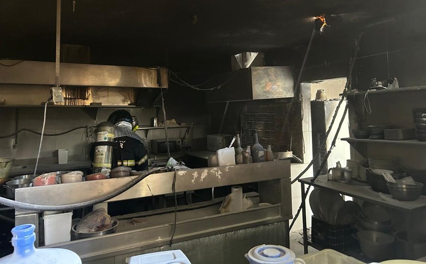 Incêndio em restaurante na Praia do Francês mobiliza Corpo de Bombeiros