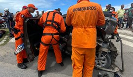 Colisão entre dois carros deixa três pessoas feridas no Pontal da Barra