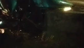 Carro colide em mureta de proteção inacabada e motorista fica preso às ferragens do veículo