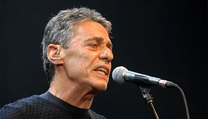 Cantor Chico Buarque é internado e passa por cirurgia no crânio