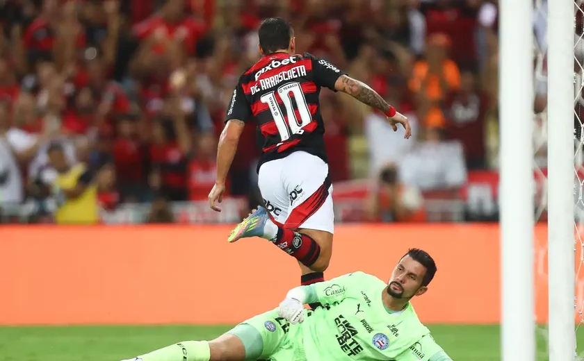 Flamengo vence com gol de Arrascaeta e lidera o Brasileiro
