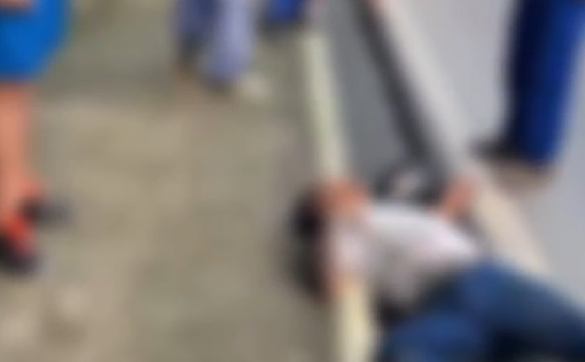 Homem com tornozeleira eletrônica assalta mulheres em ponto de ônibus no Farol e é preso