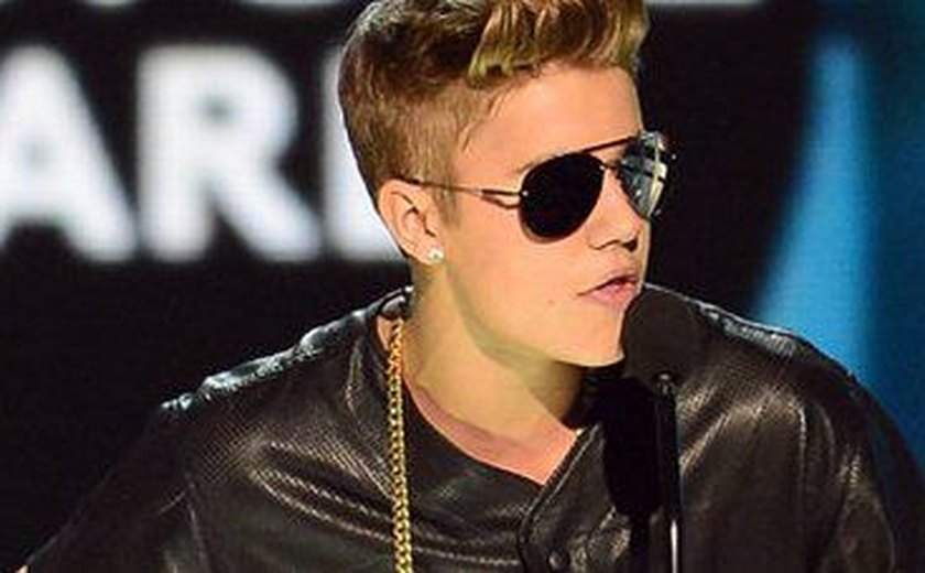 Bieber se envolve em polêmica e é grosseiro com fãs novamente: 'Sejam normais'