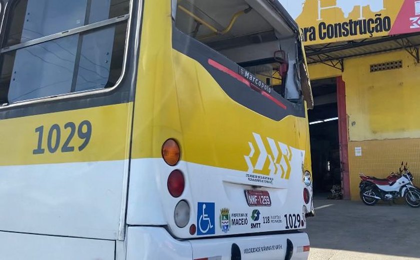 Engavetamento entre dois ônibus e três carros é registrado no Barro Duro