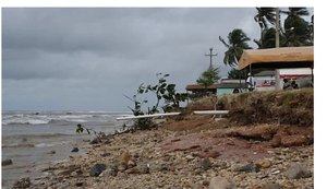 Mais de 1800 km separam duas praias que estão sendo devastadas pelo mar