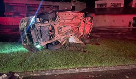 Duas pessoas morrem e quatro ficam feridas após carro bater em poste
