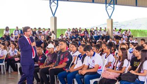 Estudantes participam de palestra sobre democracia e cidadania em escola de Joaquim Gomes
