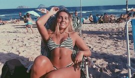 Carolina Portaluppi presenteia fãs com foto de biquíni na praia