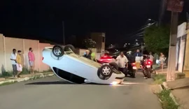 Motorista inabilitado perde controle da direção e capota veículo em curva de Arapiraca