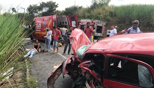 Colisão entre dois carros deixa cinco pessoas feridas entre Matriz e Porto Calvo