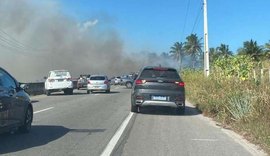 Fumaça de focos de incêndio invade AL-101 Sul e deixa motoristas sem visibilidade