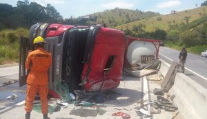 Motorista morre em tombamento de caminhão na BR-104 em Flexeiras
