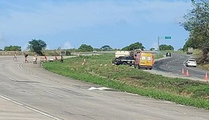 Carreta carregada de biscoitos tomba em trecho da BR-101 e carga é saqueada por populares