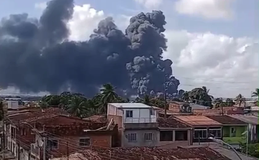 Defesa Civil é acionada para avaliar estrutura de fábrica após incêndio de grandes proporções