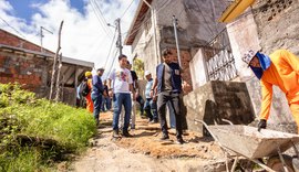Vice-prefeito e titular da Seminfra visita construção de escadaria no São Jorge
