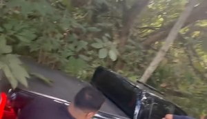 Caminhonete dos seguranças dos gêmeos das rifas cai em barranco após ser fechada por carreta