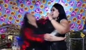 Cantora desmaia durante live, reação de amiga chama atenção e cena viraliza