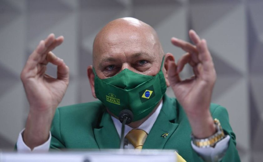 Véio da Havan promove ataques contra juiz que negou ação contra Felipe Neto