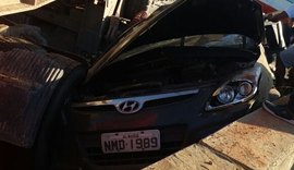 Carro de passeio com casal e duas crianças colide com caminhão e mureta em AL