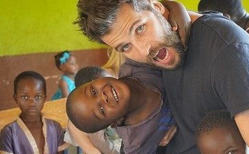 Ator Bruno Gagliasso brinca com crianças no Malawi: 'Me sinto feliz'