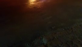 Sem causa definida, carro de passeio pega fogo em travessa na Ponta da Terra