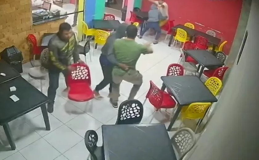 Clientes são rendidos e assaltados por criminosos em hamburgueria no Antares