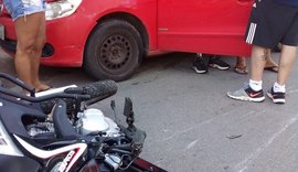 Vítima de colisão entre carro e moto é socorrida por agentes do Ronda no Bairro