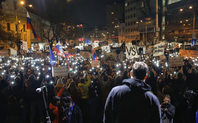 Milhares de eslovacos saem às ruas para pedir eleições após morte de jornalista
