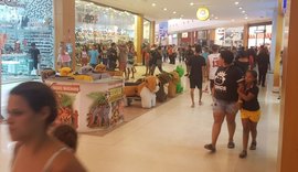 Policiais abordam jovens que estariam prestes a cometer arrastão em shopping