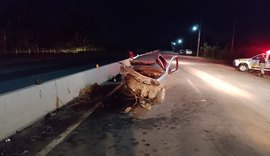 Uma pessoa morre e outra fica ferida em colisão envolvendo uma carreta e um carro de passeio