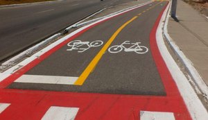 Prefeitura de Maceió finaliza pintura na ciclovia da Josepha de Mello