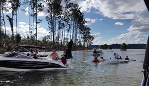 Duas pessoas morrem em queda de hidroavião em represa de Bragança Paulista