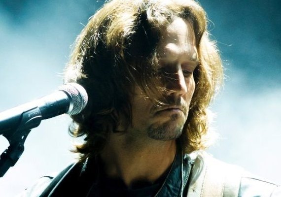 'Rock Story': Gui Santiago vira cantor romântico e é vaiado em show em presídio