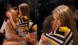 Whindersson Nunes e namorada trocam beijos em noite com amigos