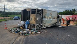Caminhão de coleta de lixo tomba após condutor perder o controle; dois ficam feridos
