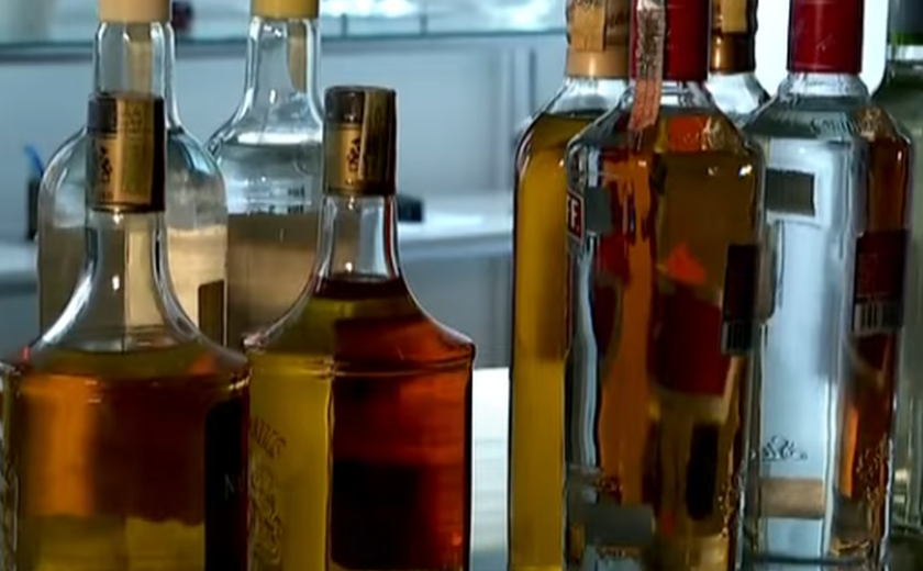Visa apreende garrafa de cachaça em Maceió após suspeita de intoxicação por metanol