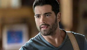Ator diz que foi rejeitado em série de sucesso 'por ser bonito demais'